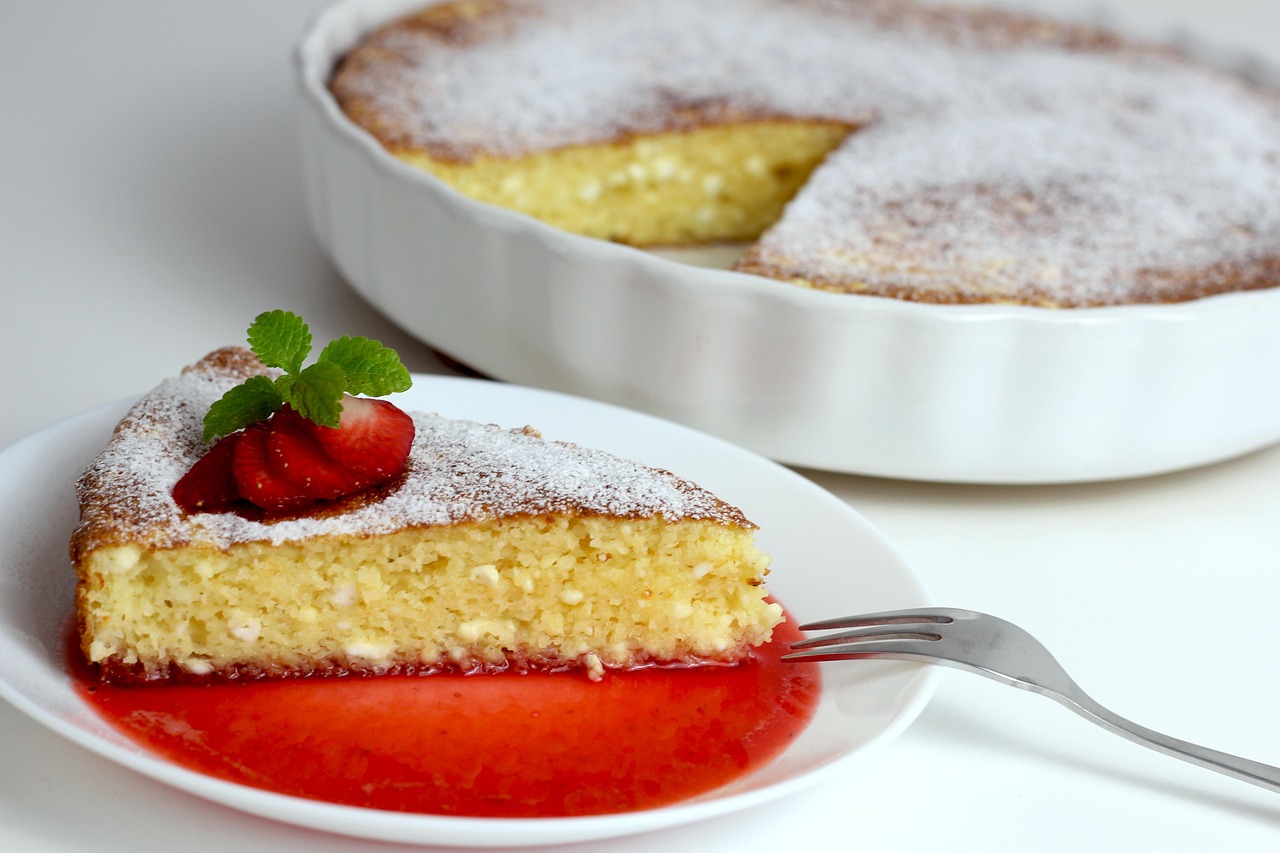 Ciambella allo yogurt soffice, dorata e invitante, ideale per la colazione.