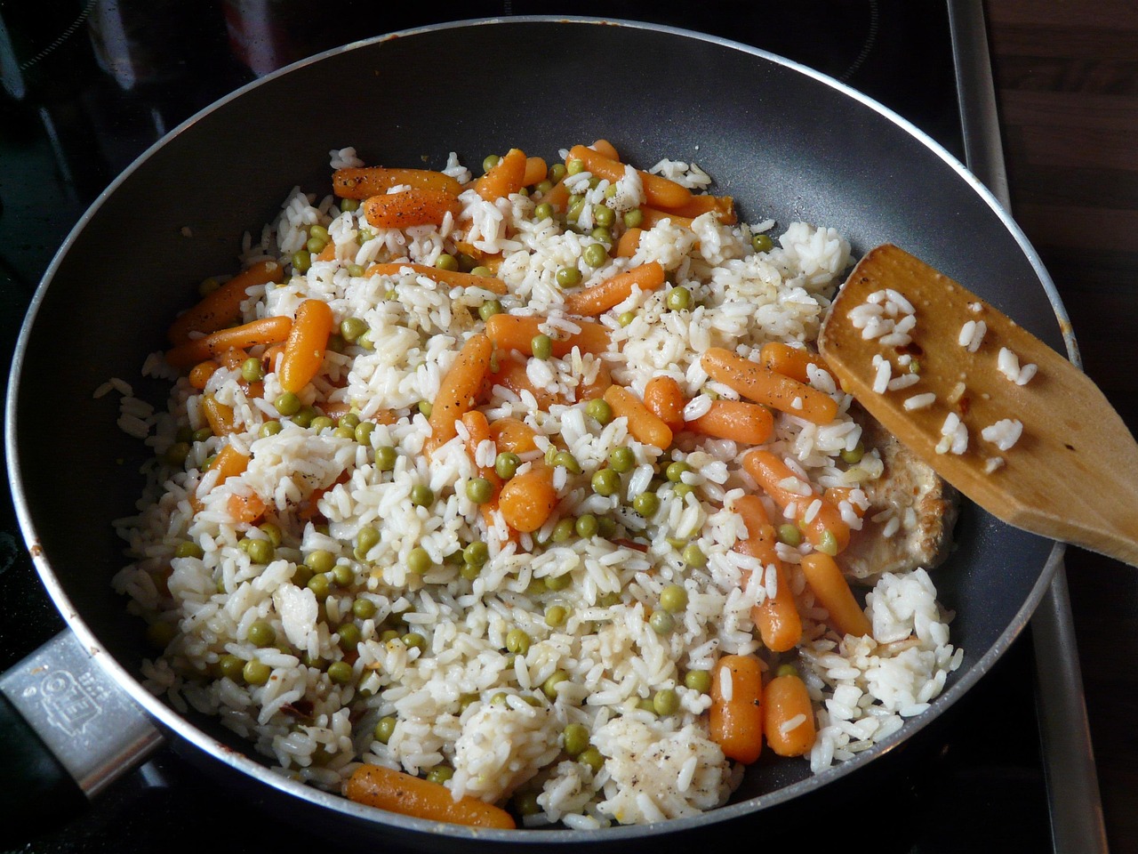 Immagine di un piatto di riso pilaf, con chicchi perfettamente separati e aromatici.