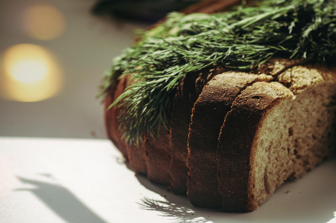 Immagine di un piatto sano e colorato, rappresentante un pasto equilibrato senza pane.