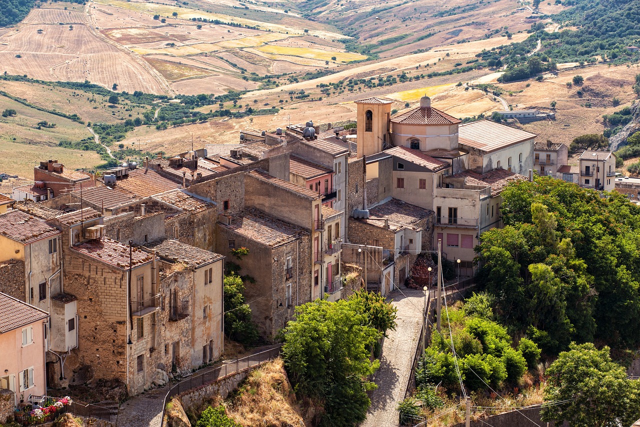 Panorama del paese siciliano famoso per la sua specialità culinaria unica.