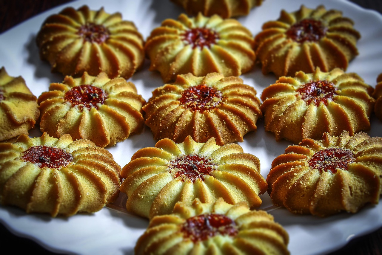Biscotti al burro dorati, croccanti e profumati su un tavolo di legno.