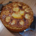 Sformato di patate cremoso, preparato senza panna, servito in una ciotola elegante.