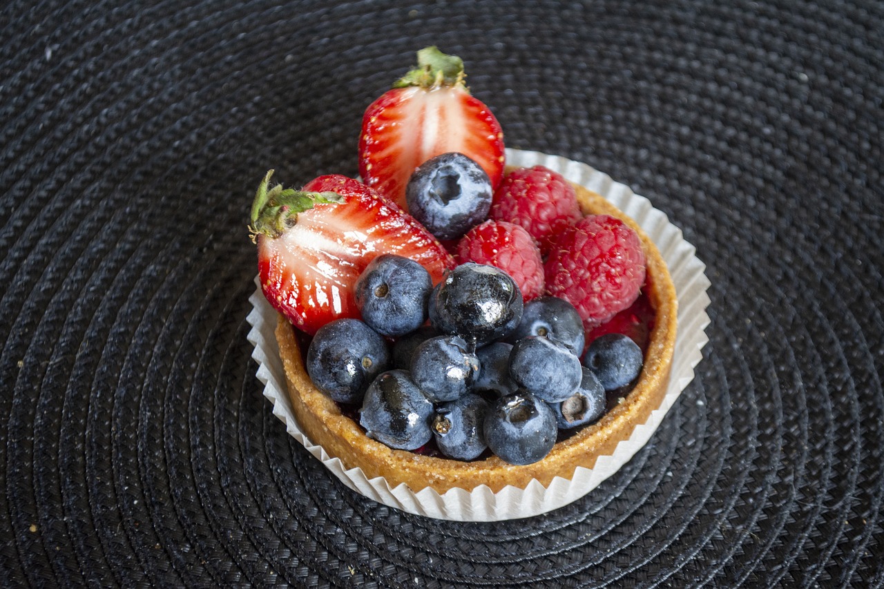 Crostata morbida alla frutta decorata con colori vivaci e freschi ingredienti di stagione.