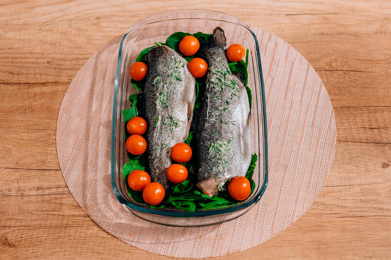 Sgombro al forno su un piatto, decorato con limone e prezzemolo, pronto da servire.