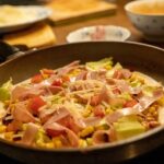 Immagine di una tavola imbandita con piatti semplici e veloci, evidenziando errori comuni nella preparazione.