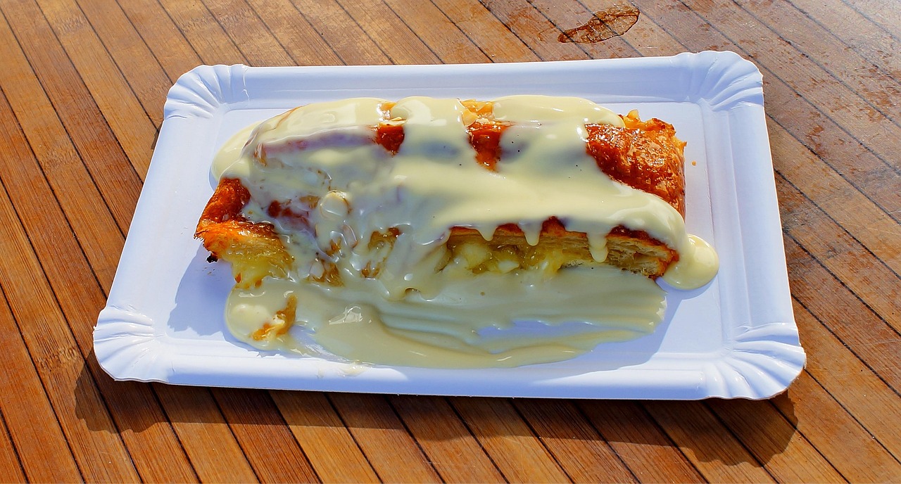 Crema pasticcera liscia coperta con pellicola a contatto per raffreddamento.