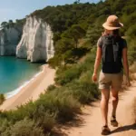 Falesie spettacolari vicino alla spiaggia di Sfinalicchio: la passeggiata preferita dagli amanti della natura